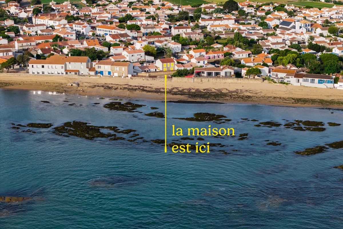 Aerial view: the house is here, facing Mardi Gras beach
