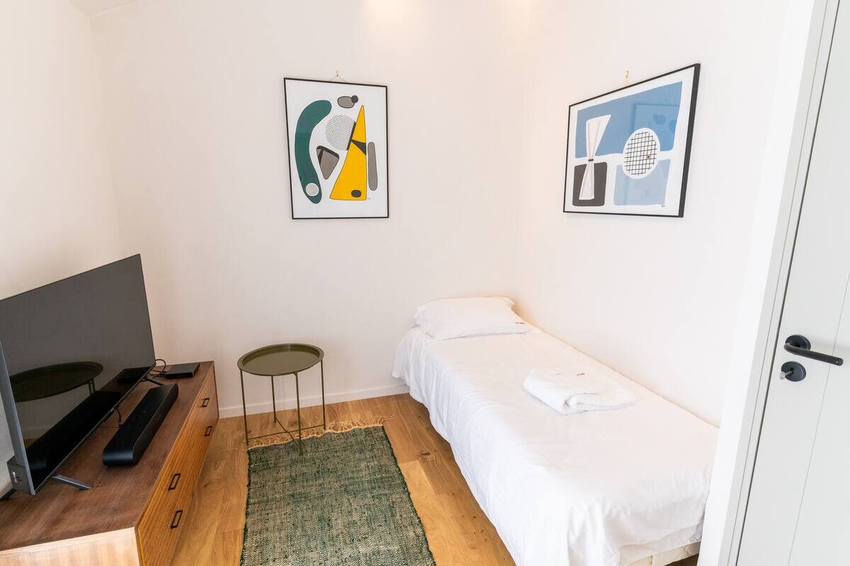 Small bedroom / TV room
