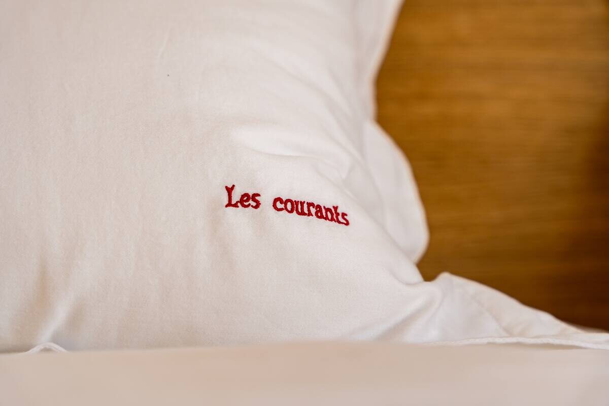 Embroidered Les Courants linen
